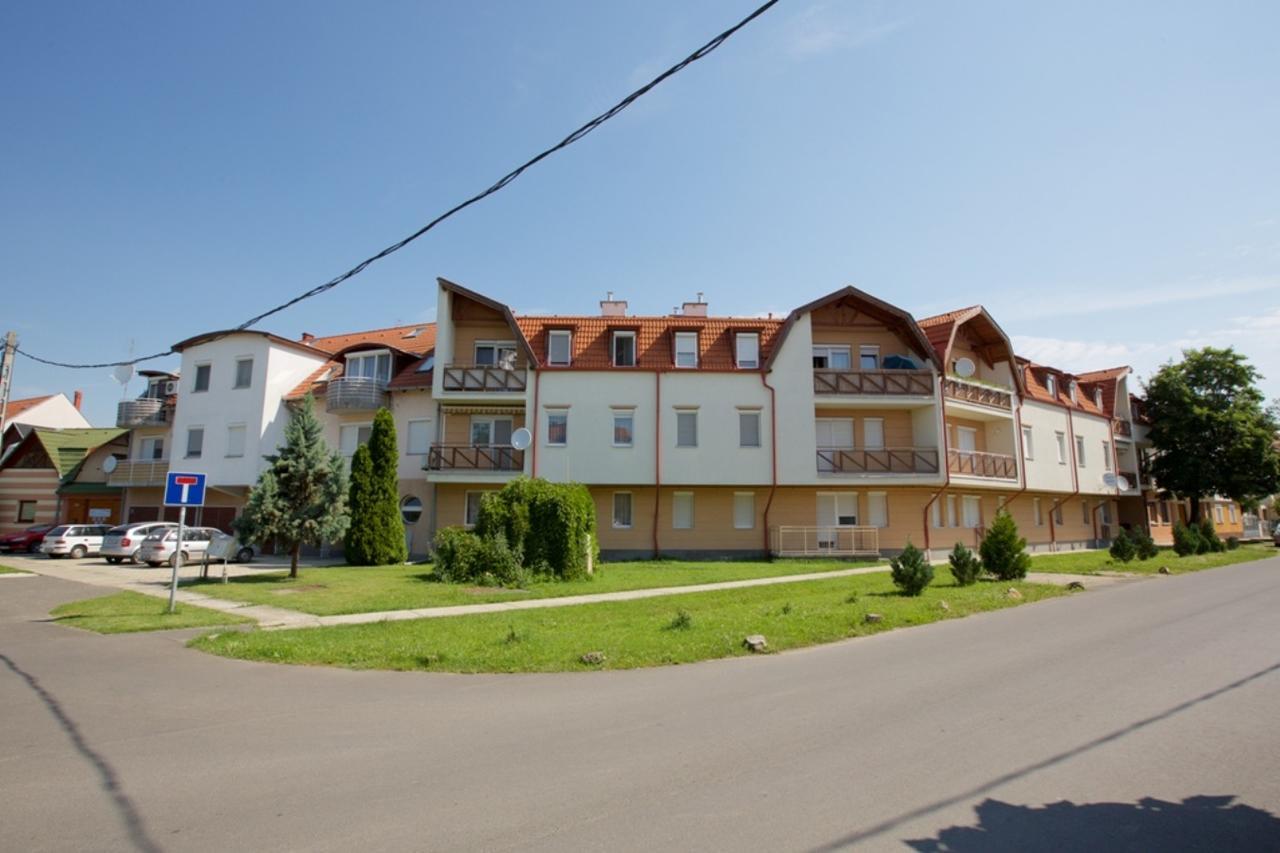 Zoli Apartmanok-Adri Koelcsey 32 ไฮจ์ดุสโซบอสโล ภายนอก รูปภาพ